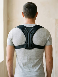 Homme de dos portant le correcteur de posture Nexa, épaules ouvertes